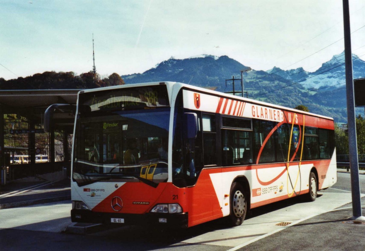 (121'730) - Niederer, Filzbach - Nr. 21/GL 61 - Mercedes am 24. Oktober 2009 beim Bahnhof Ziegelbr�cke