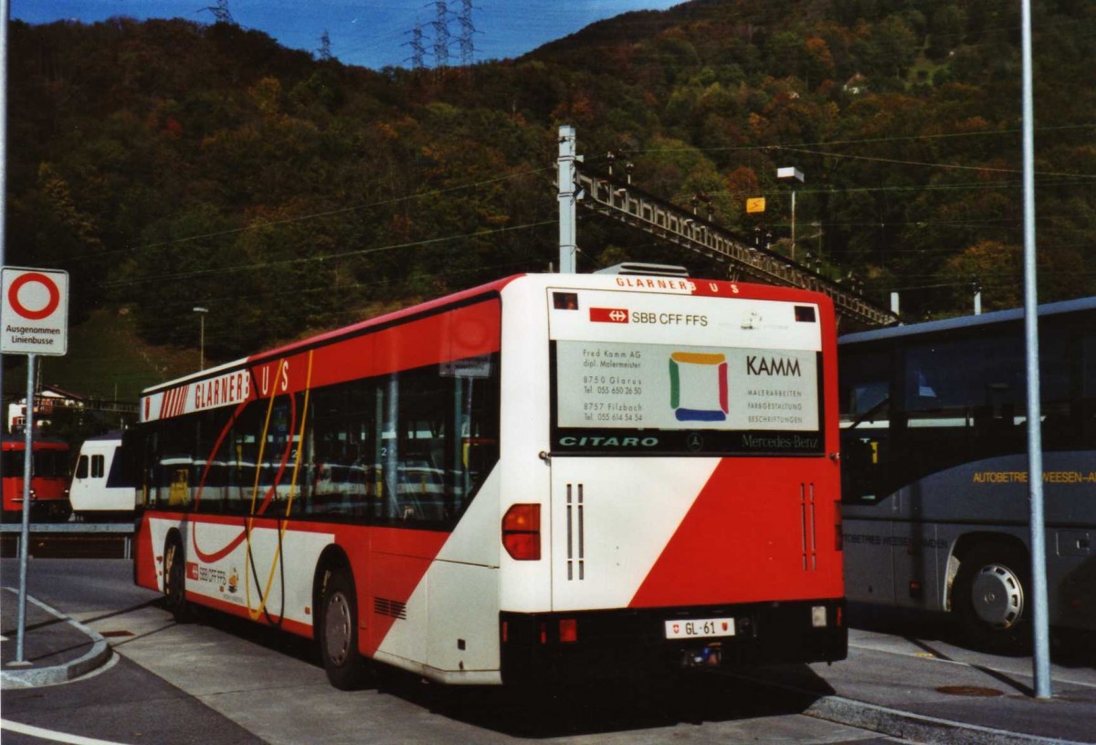 (121'731) - Niederer, Filzbach - Nr. 21/GL 61 - Mercedes am 24. Oktober 2009 beim Bahnhof Ziegelbr�cke