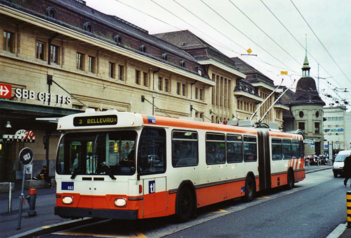 (122'211) - TL Lausanne - Nr. 882 - Saurer/Hess Gelenktrolleybus (ex TPG Gen�ve Nr. 662) am 19. November 2009 beim Bahnhof Lausanne