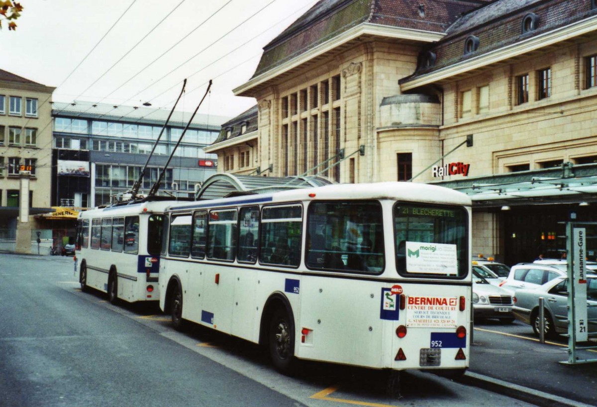 (122'212) - TL Lausanne - Nr. 952 - Rochat/Lauber Personenanh�nger am 19. November 2009 beim Bahnhof Lausanne