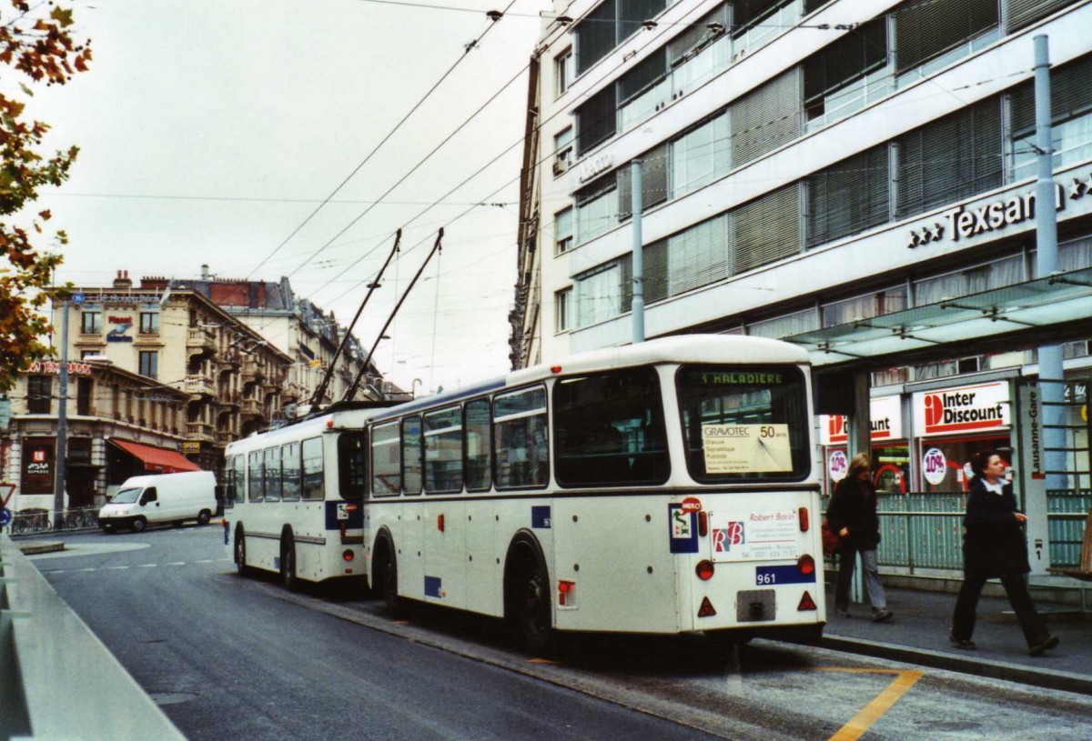 (122'215) - TL Lausanne - Nr. 961 - Rochat/Lauber Personenanh�nger am 19. November 2009 beim Bahnhof Lausanne