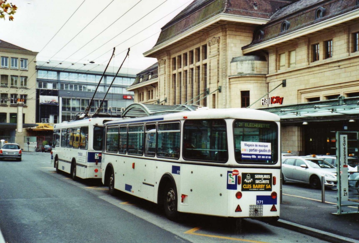 (122'218) - TL Lausanne - Nr. 971 - Rochat/Lauber Personenanh�nger am 19. November 2009 beim Bahnhof Lausanne