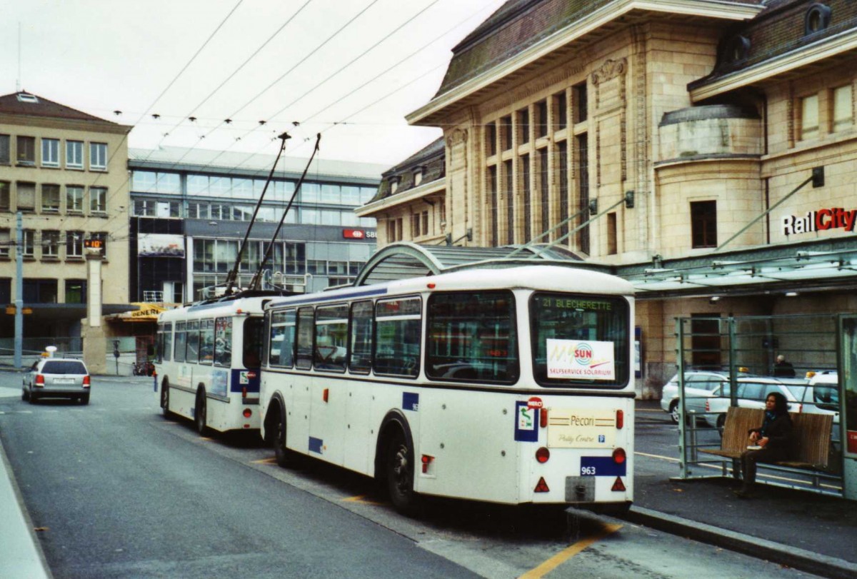 (122'222) - TL Lausanne - Nr. 963 - Rochat/Lauber Personenanh�nger am 19. November 2009 beim Bahnhof Lausanne