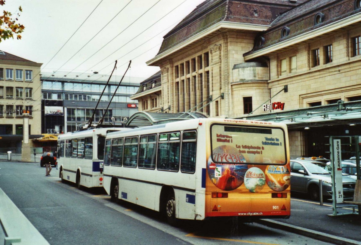 (122'231) - TL Lausanne - Nr. 901 - Lanz+Marti/Hess Personenanh�nger am 19. November 2009 beim Bahnhof Lausanne