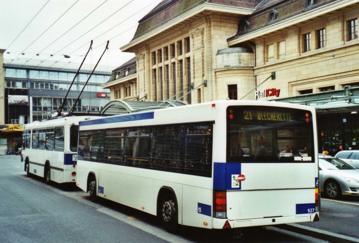 (122'235) - TL Lausanne - Nr. 927 - Lanz+Marti/Hess Personenanh�nger am 19. November 2009 beim Bahnhof Lausanne