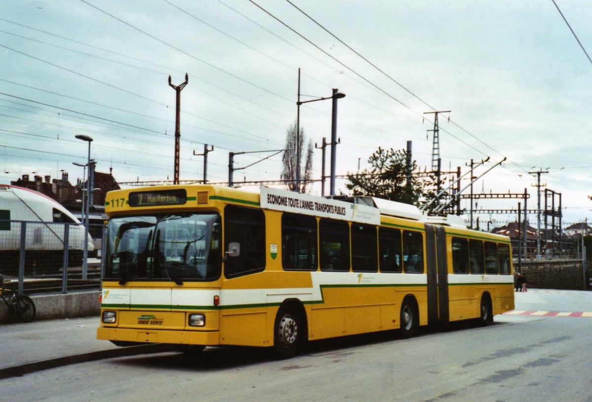 (122'515) - TN Neuch�tel - Nr. 117 - NAW/Hess Gelenktrolleybus am 5. Dezember 2009 beim Bahnhof Neuch�tel