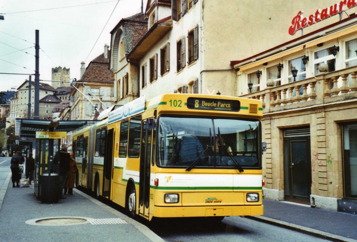 (122'525) - TN Neuch�tel - Nr. 102 - NAW/Hess Gelenktrolleybus am 5. Dezember 2009 in Neuch�tel, Place Pury