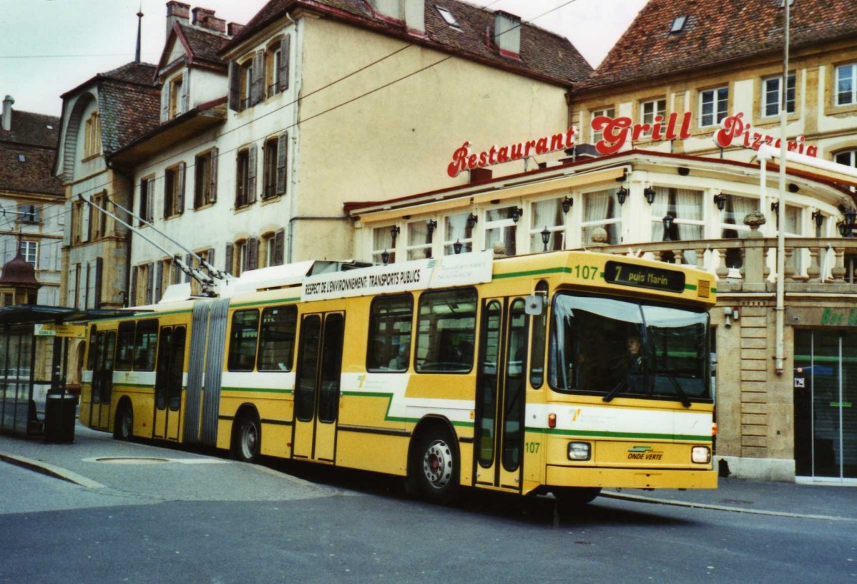 (122'527) - TN Neuch�tel - Nr. 107 - NAW/Hess Gelenktrolleybus am 5. Dezember 2009 in Neuch�tel, Place Pury