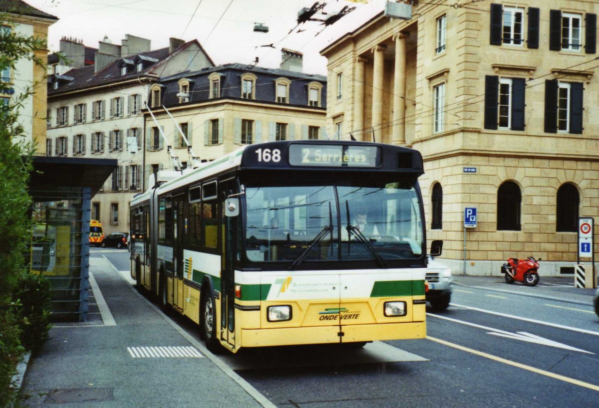 (122'530) - TN Neuch�tel - Nr. 168 - FBW/Hess Gelenktrolleybus am 5. Dezember 2009 in Neuch�tel, Place Pury