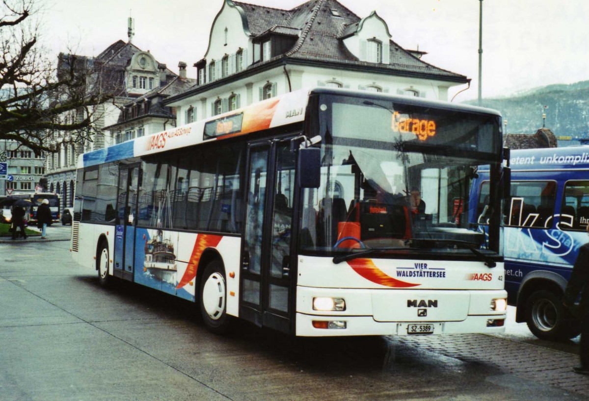 (122'610) - AAGS Schwyz - Nr. 42/SZ 5389 - MAN (ex Wegm�ller, Weggis) am 10. Dezember 2009 in Schwyz, Postplatz