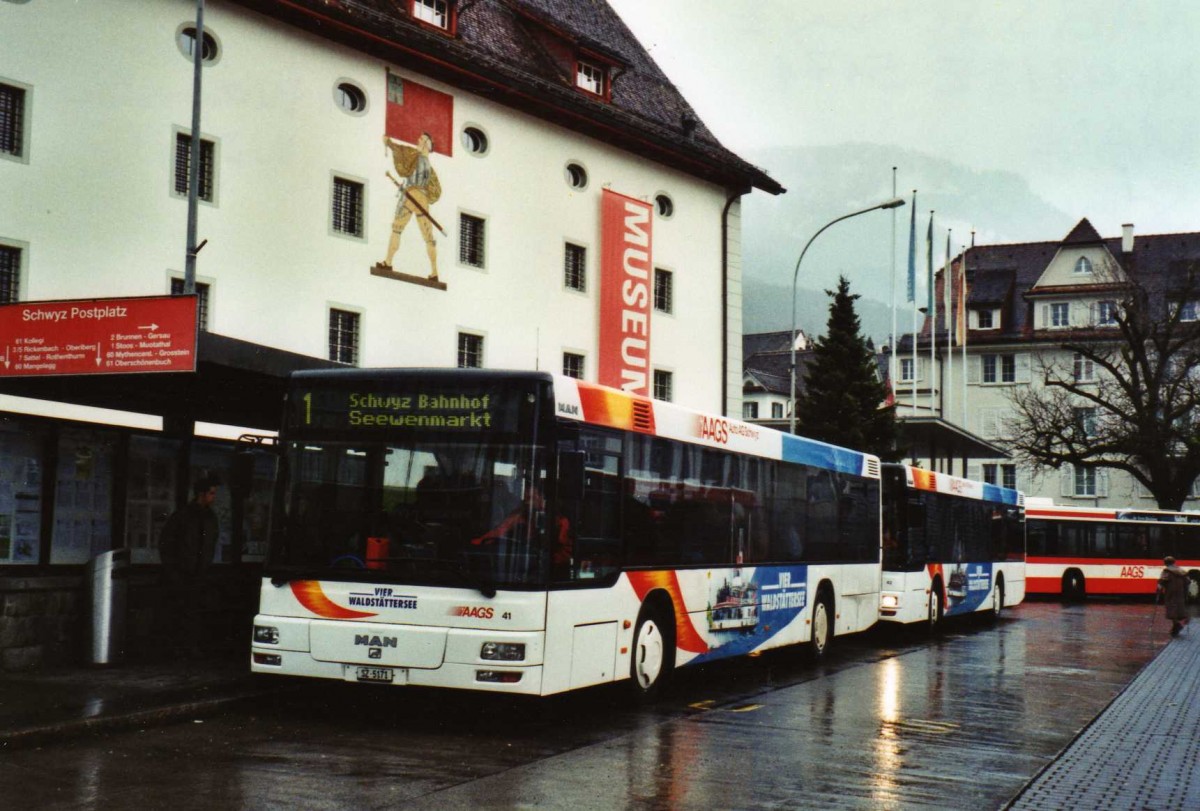 (122'632) - AAGS Schwyz - Nr. 41/SZ 5171 - MAN (ex Wegm�ller, Weggis) am 10. Dezember 2009 in Schwyz, Postplatz