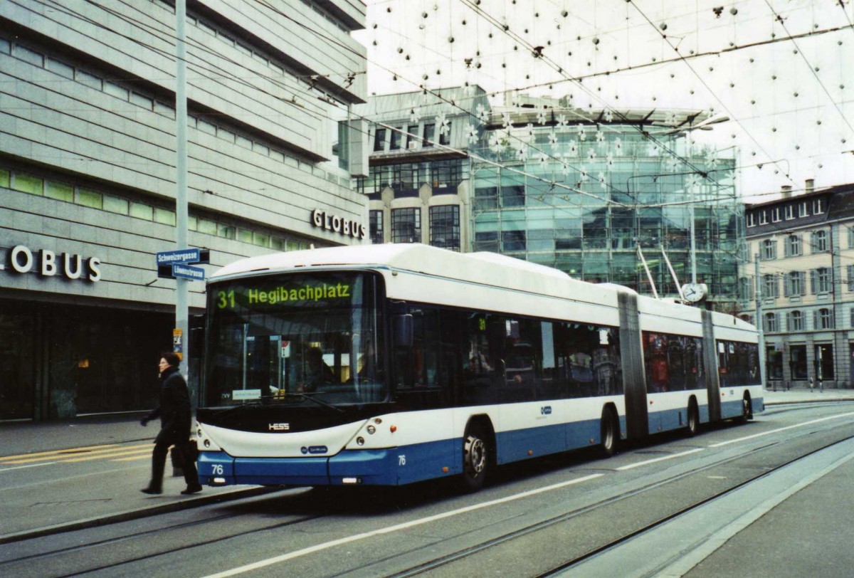 (122'836) - VBZ Z�rich - Nr. 76 - Hess/Hess Doppelgelenktrolleybus am 13. Dezember 2009 in Z�rich, L�wenplatz