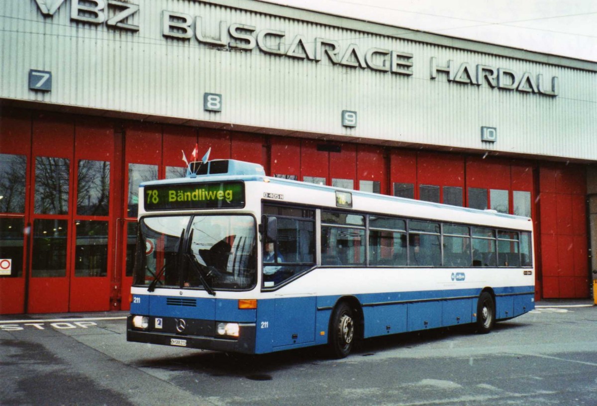 (122'923) - VBZ Z�rich - Nr. 211/ZH 588'211 - Mercedes am 13. Dezember 2009 in Z�rich, Garage Hardau