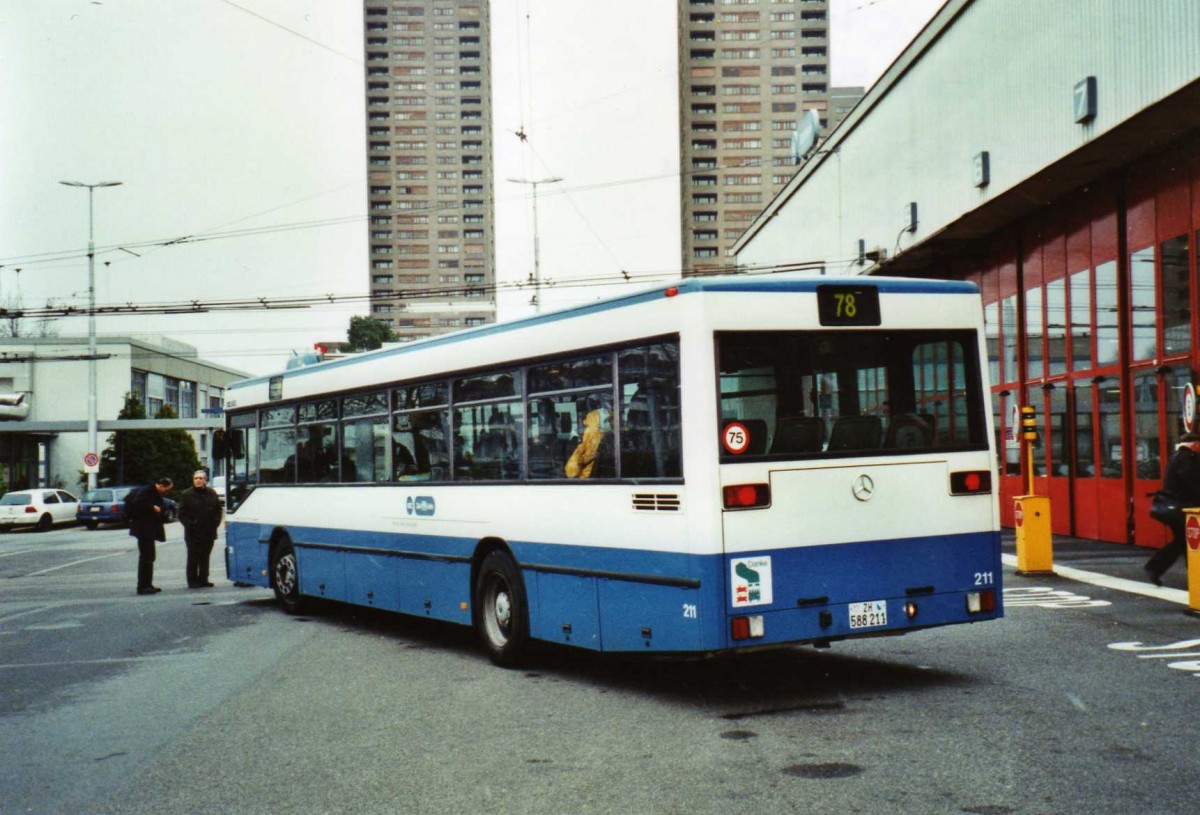 (122'925) - VBZ Z�rich - Nr. 211/ZH 588'211 - Mercedes am 13. Dezember 2009 in Z�rich, Garage Hardau