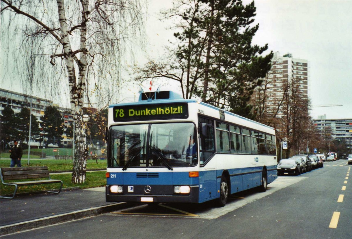 (122'926) - VBZ Z�rich - Nr. 211/ZH 588'211 - Mercedes am 13. Dezember 2009 in Z�rich, Br�ndliweg