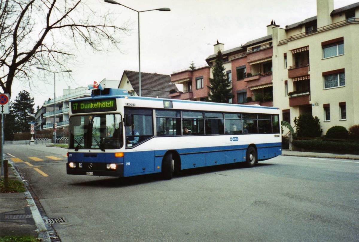 (122'932) - VBZ Z�rich - Nr. 211/ZH 588'211 - Mercedes am 13. Dezember 2009 in Z�rich, Dunkelh�lzli