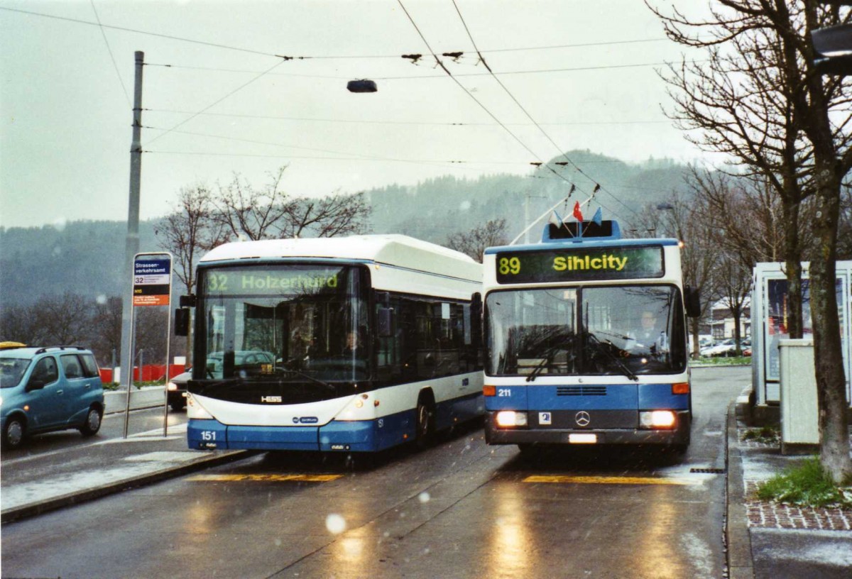 (123'011) - VBZ Z�rich - Nr. 151 - Hess/Hess Gelenktrolleybus + Nr. 211/ZH 588'211 - Mercedes am 13. Dezember 2009 in Z�rich, Strassenverkehrsamt