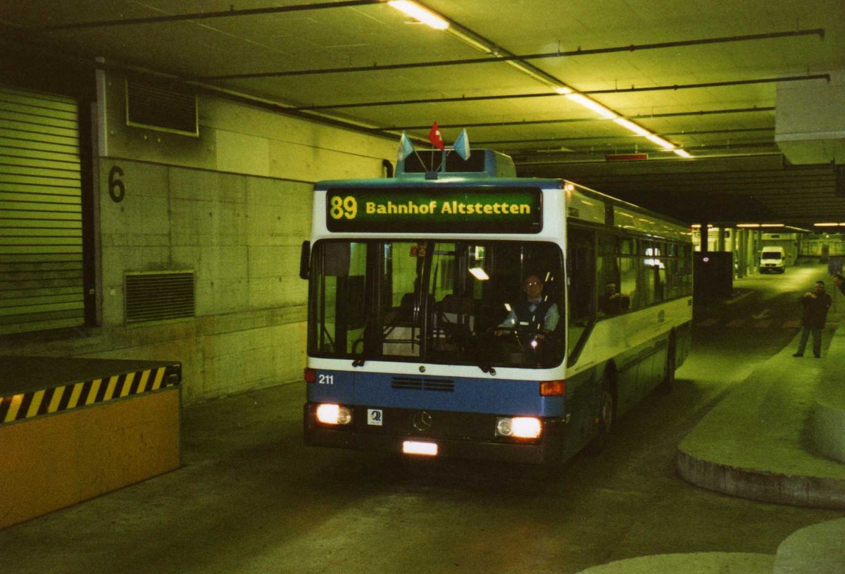 (123'016) - VBZ Z�rich - Nr. 211/ZH 588'211 - Mercedes am 13. Dezember 2009 in Z�rich, Sihlcity