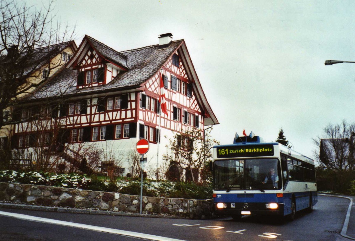 (123'021) - VBZ Z�rich - Nr. 211/ZH 588'211 - Mercedes am 13. Dezember 2009 in Kilchberg, Scheune im Hof