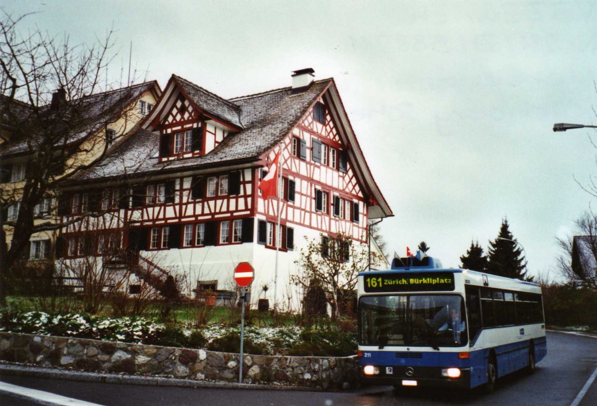 (123'022) - VBZ Z�rich - Nr. 211/ZH 588'211 - Mercedes am 13. Dezember 2009 in Kilchberg, Scheune im Hof