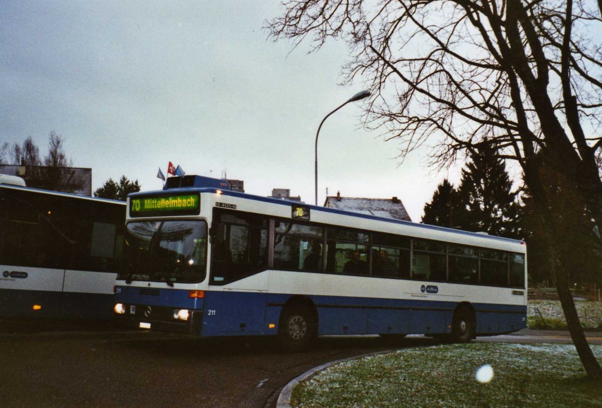 (123'030) - VBZ Z�rich - Nr. 211/ZH 588'211 - Mercedes am 13. Dezember 2009 in Z�rich, Mittelleimbach