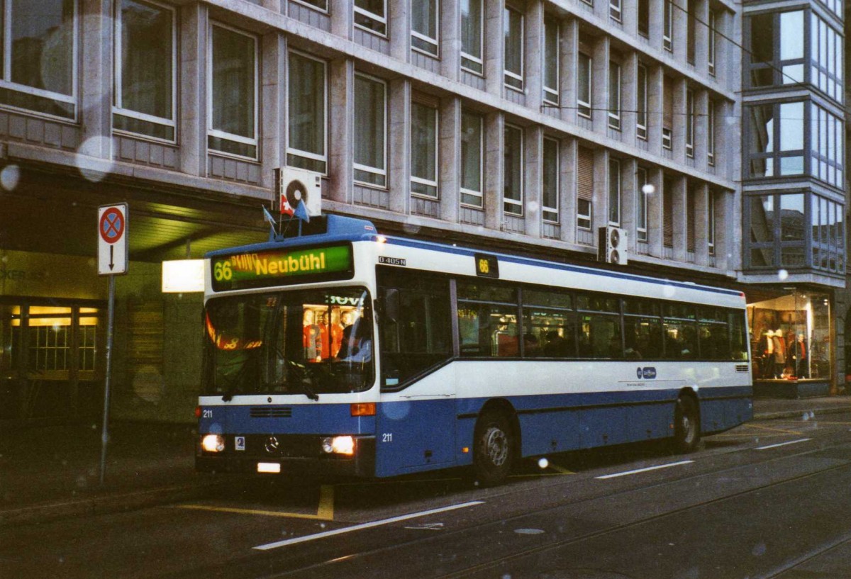 (123'032) - VBZ Z�rich - Nr. 211/ZH 588'211 - Mercedes am 13. Dezember 2009 in Z�rich, Sihlstrasse