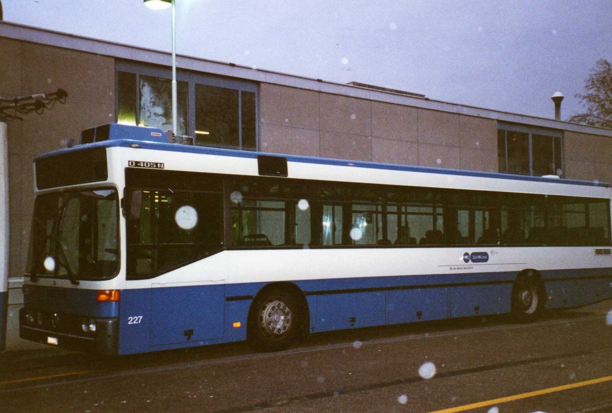(123'034) - VBZ Z�rich - Nr. 227/ZH 588'227 - Mercedes am 13. Dezember 2009 in Z�rich, Garage Hardau