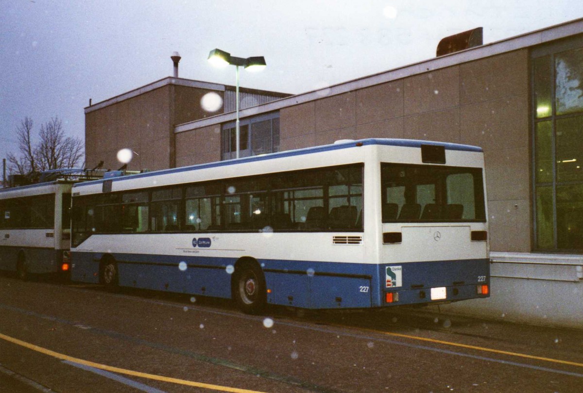 (123'035) - VBZ Z�rich - Nr. 227/ZH 588'227 - Mercedes am 13. Dezember 2009 in Z�rich, Garage Hardau
