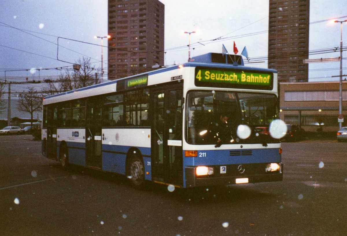 (123'036) - VBZ Z�rich - Nr. 211/ZH 588'211 - Mercedes am 13. Dezember 2009 in Z�rich, Garage Hardau
