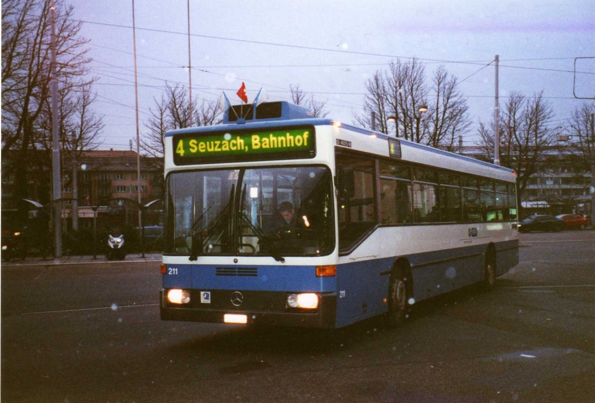 (123'037) - VBZ Z�rich - Nr. 211/ZH 588'211 - Mercedes am 13. Dezember 2009 in Z�rich, Garage Hardau