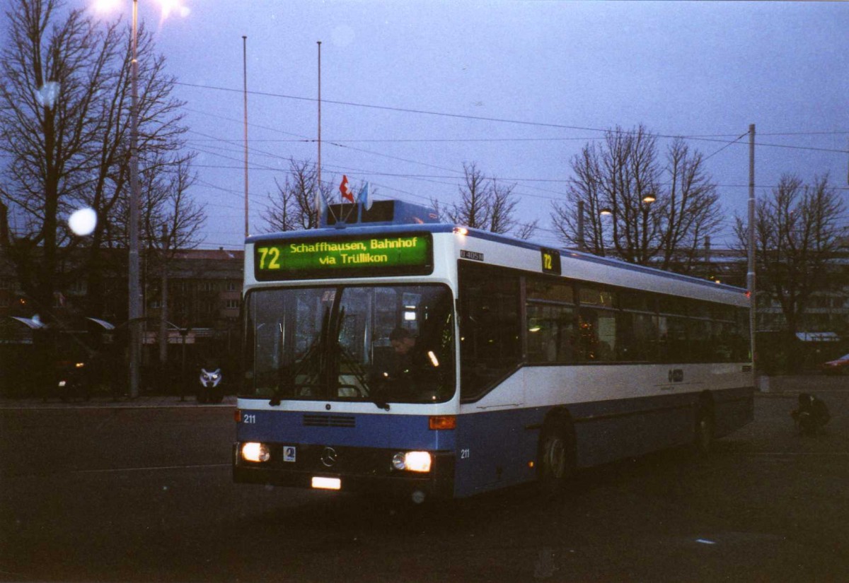 (123'101) - VBZ Z�rich - Nr. 211/ZH 588'211 - Mercedes am 13. Dezember 2009 in Z�rich, Garage Hardau