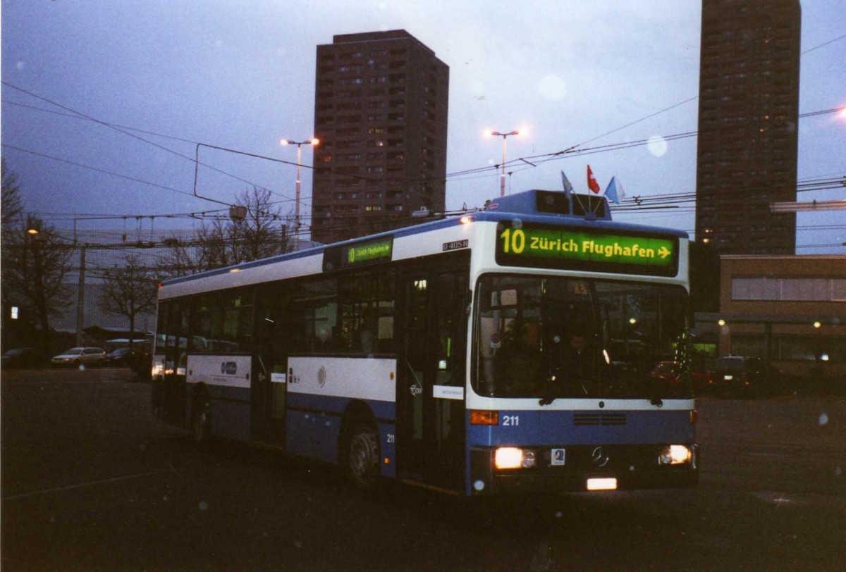 (123'102) - VBZ Z�rich - Nr. 211/ZH 588'211 - Mercedes am 13. Dezember 2009 in Z�rich, Garage Hardau