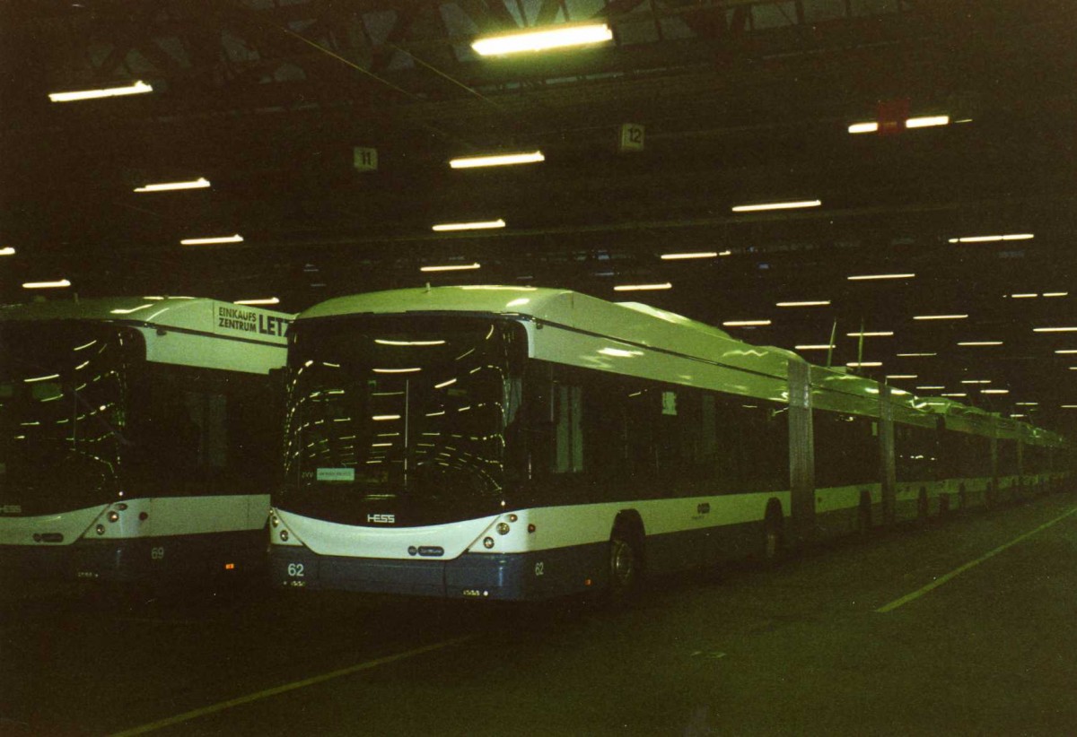 (123'113) - VBZ Z�rich - Nr. 62 - Hess/Hess Doppelgelenktrolleybus am 13. Dezember 2009 in Z�rich, Garage Hardau