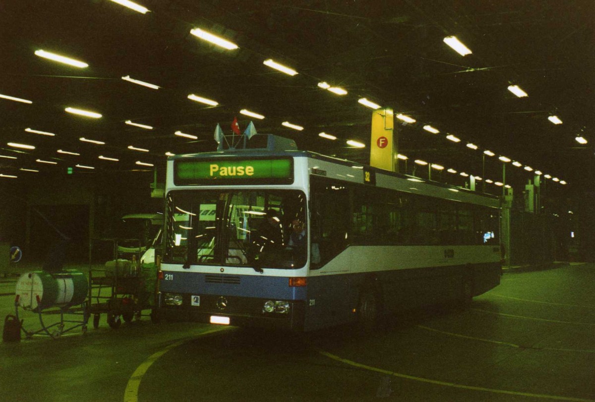 (123'115) - VBZ Z�rich - Nr. 211/ZH 588'211 - Mercedes am 13. Dezember 2009 in Z�rich, Garage Hardau