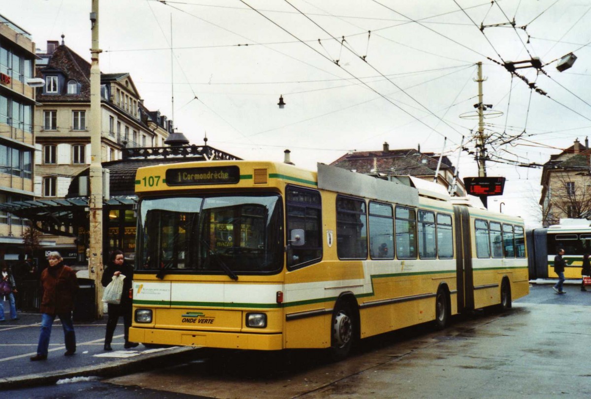 (123'401) - TN Neuch�tel - Nr. 107 - NAW/Hess Gelenktrolleybus am 23. Dezember 2009 in Neuch�tel, Place Pury
