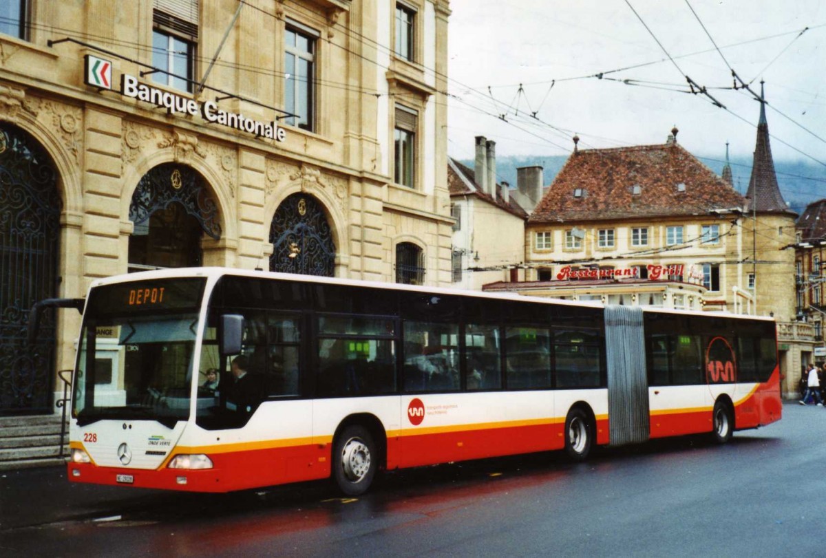 (123'408) - VR La Chaux-de-Fonds - Nr. 228/NE 29'228 - Mercedes am 23. Dezember 2009 in Neuch�tel, Place Pury