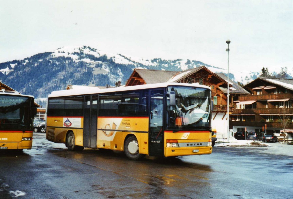 (124'305) - K�bli, Gstaad - BE 235'726 - Setra am 24. Januar 2010 beim Bahnhof Gstaad