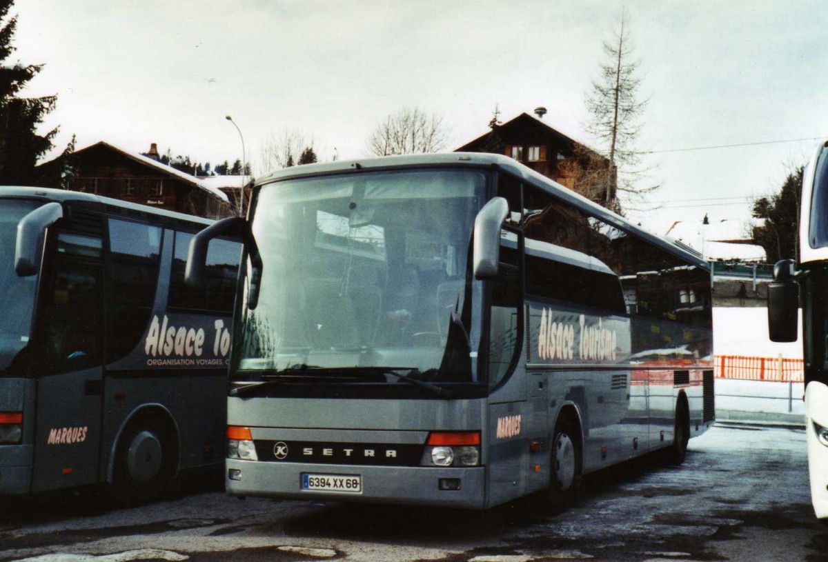 (124'309) - Aus Frankreich: Alsace Tourisme - 6394 XX 68 - Setra am 24. Januar 2010 beim Bahnhof Saanenm�ser