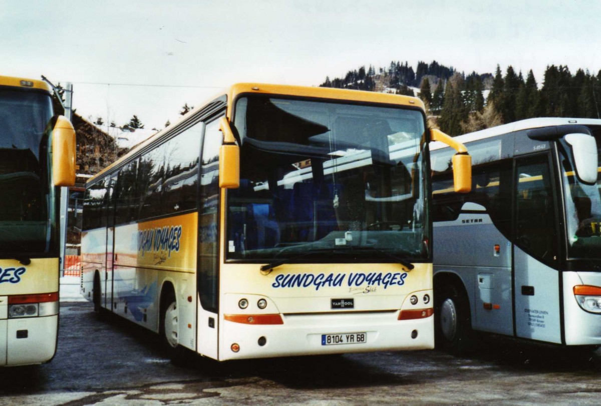 (124'312) - Aus Frankreich: Sundgau, Pfetterhouse - 8104 YR 68 - Van Hool am 24. Januar 2010 beim Bahnhof Saanenm�ser