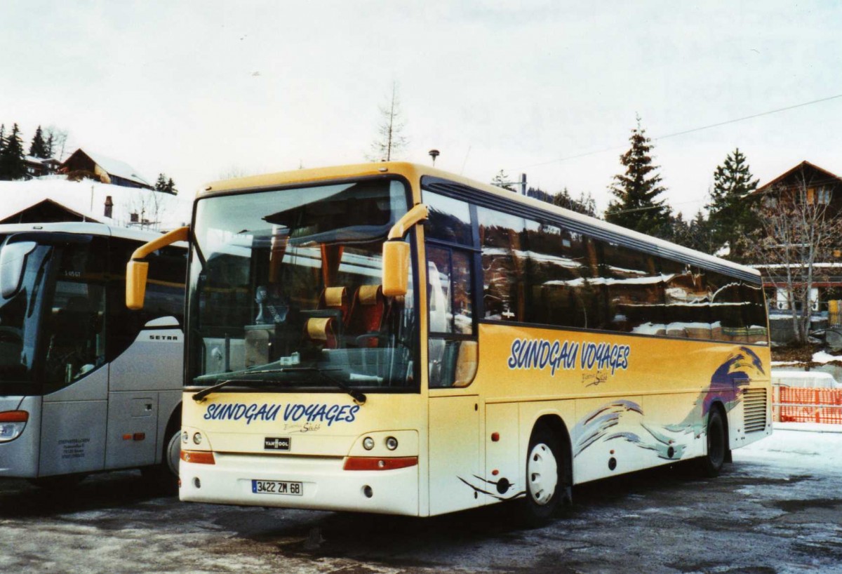 (124'313) - Aus Frankreich: Sundgau, Pfetterhouse - 3422 ZM 68 - Van Hool am 24. Januar 2010 beim Bahnhof Saanenm�ser