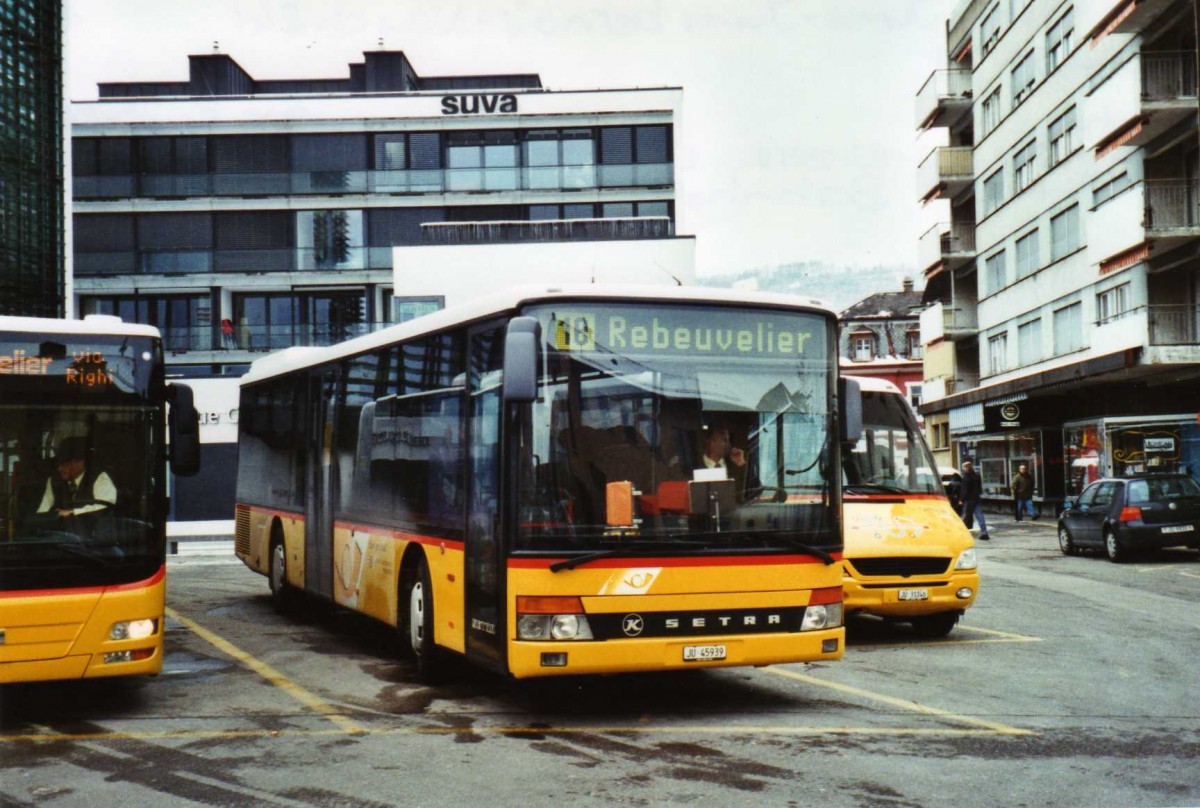 (124'422) - CarPostal Ouest - Nr. 16/JU 45'939 - Setra (ex P 25'661) am 15. Februar 2010 beim Bahnhof Del�mont