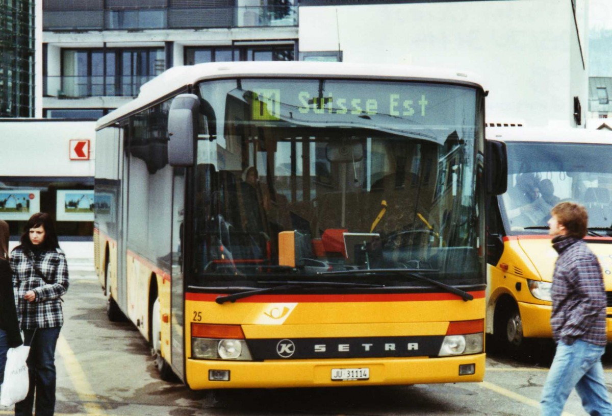 (124'433) - CarPostal Ouest - Nr. 25/JU 31'114 - Setra (ex P 25'660) am 15. Februar 2010 beim Bahnhof Del�mont