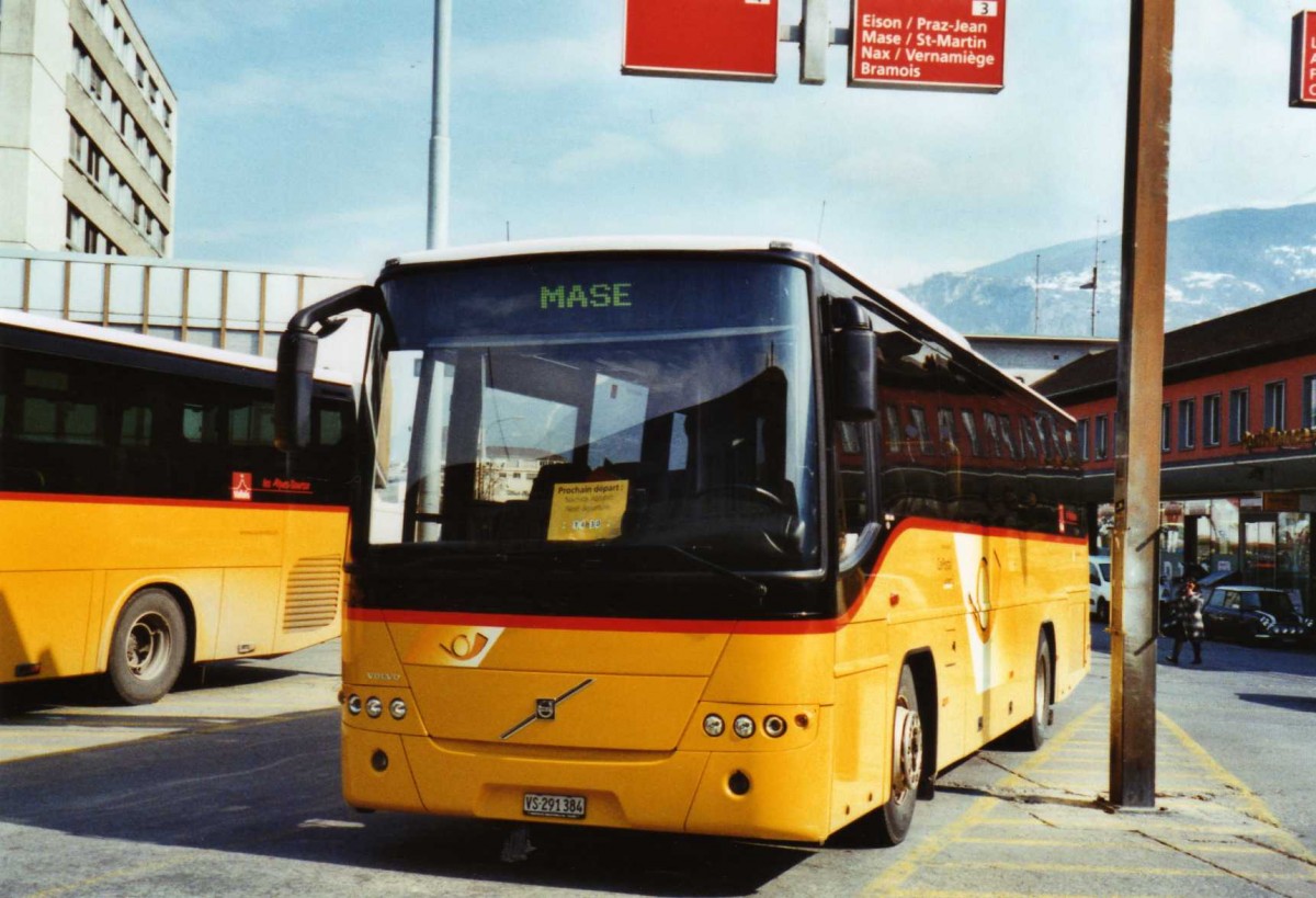 (124'710) - PostAuto Wallis - Nr. 25/VS 291'384 - Volvo am 9. M�rz 2010 beim Bahnhof Sion