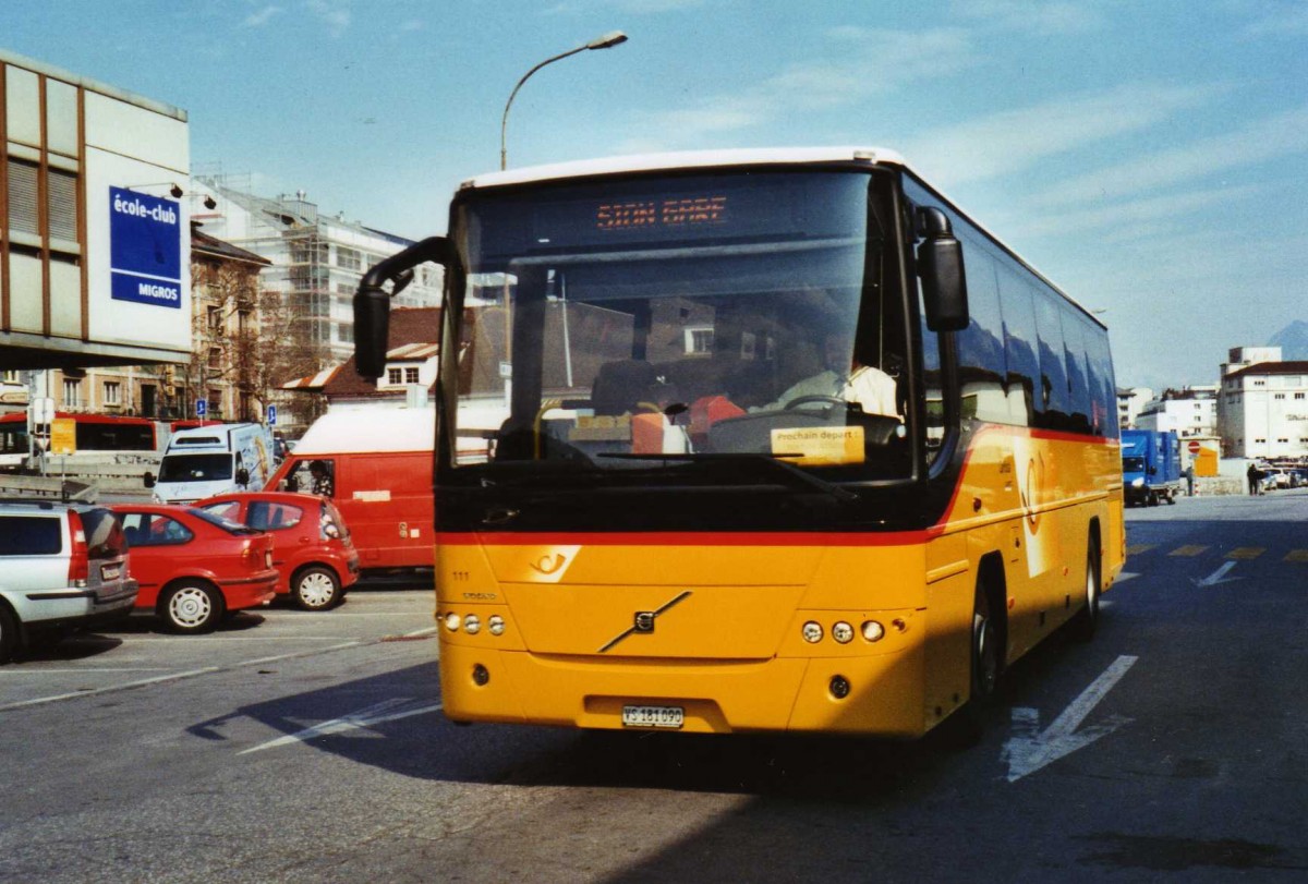 (124'716) - Buchard, Leytron - Nr. 111/VS 181'090 - Volvo am 9. M�rz 2010 beim Bahnhof Sion
