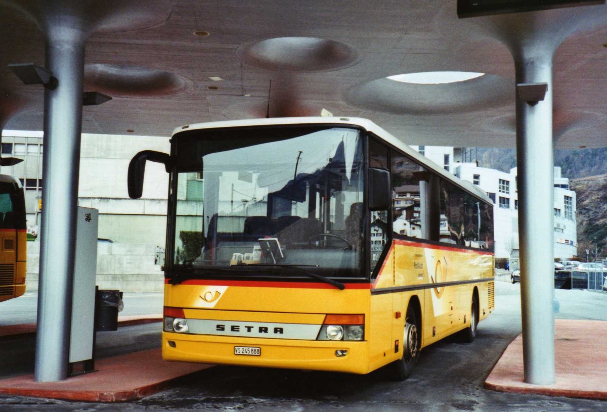 (124'723) - Autotour, Visp - VS 245'888 - Setra am 9. M�rz 2010 beim Bahnhof Visp