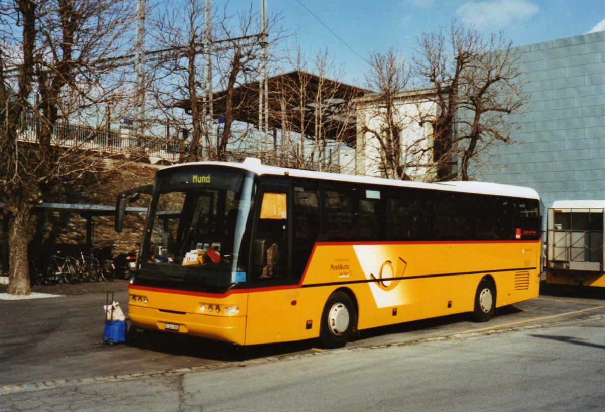 (124'826) - PostAuto Wallis - VS 243'886 - Neoplan (ex P 25'152) am 12. M�rz 2010 beim Bahnhof Brig