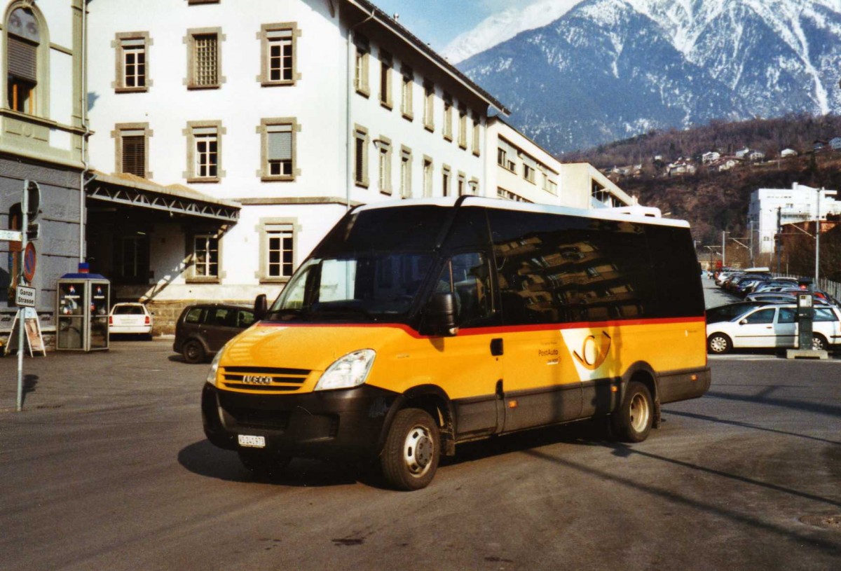 (124'903) - PostAuto Wallis - VS 241'973 - Iveco am 12. M�rz 2010 beim Bahnhof Brig