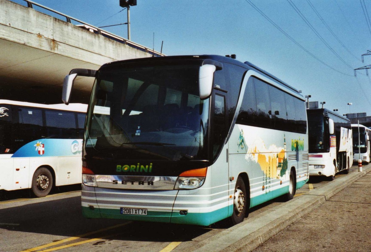 (124'914) - Aus Frankreich: Borini, Meg�ve - 2061 XT 74 - Setra am 13. M�rz 2010 in Gen�ve, A�roport
