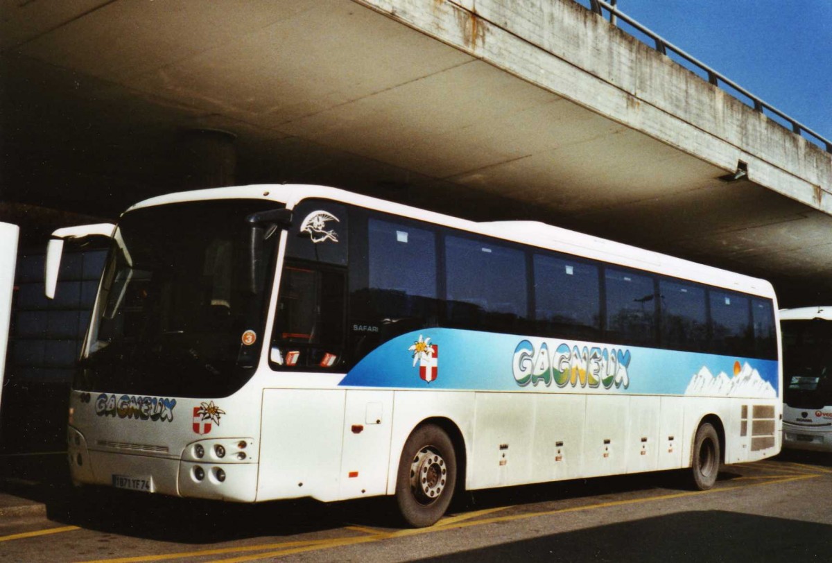 (124'915) - Aus Frankreich: Gagneux, Vall�e d'Abondance -1871 YF 74 - Temsa am 13. M�rz 2010 in Gen�ve, A�roport