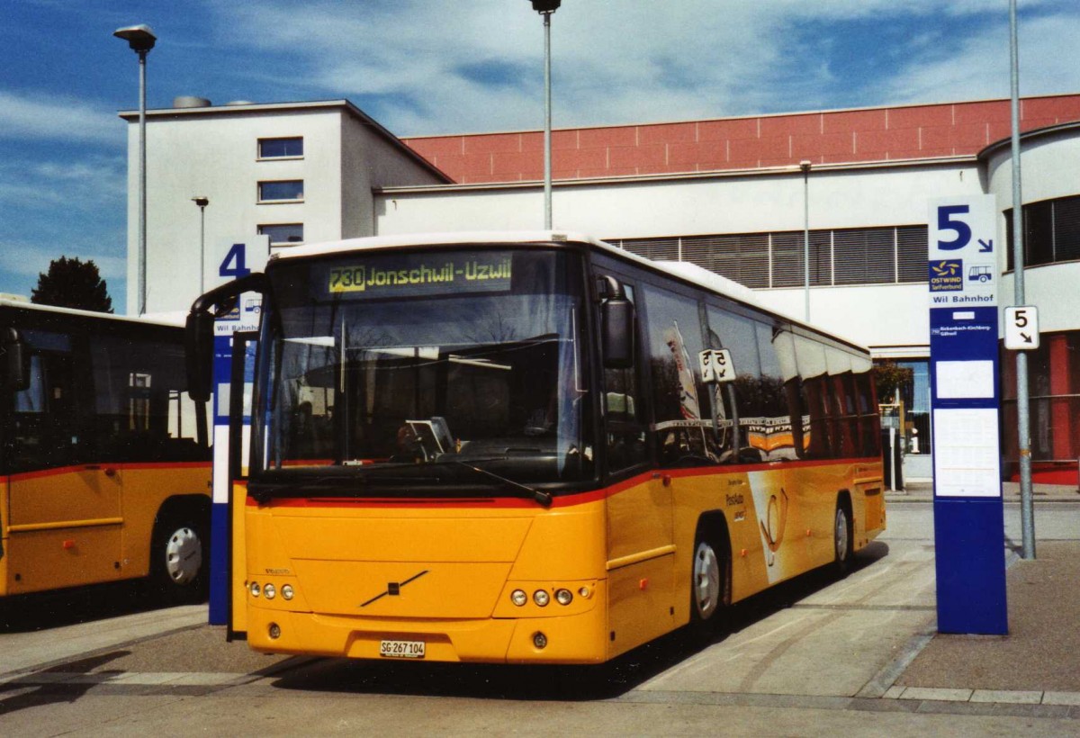(125'022) - Schmidt, Jonschwil - SG 267'104 - Volvo (ex Buner&Schmidt, Jonschwil) am 17. M�rz 2010 beim Bahnhof Wil